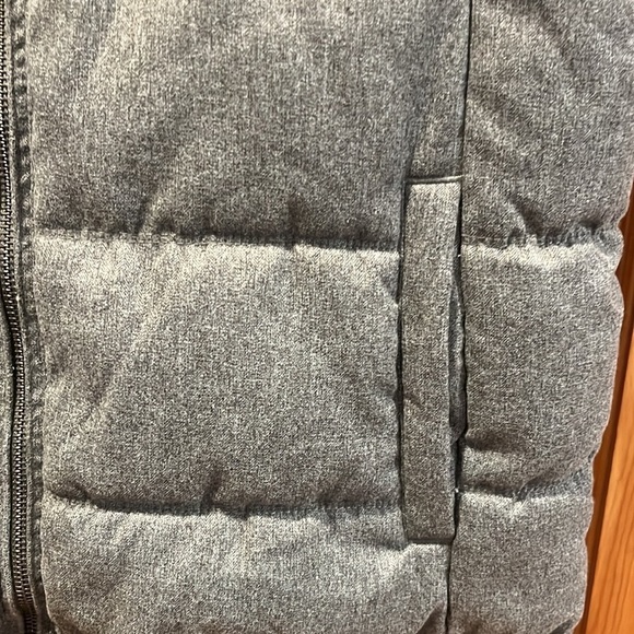 Old Navy heather gray men’s vest. Size medium - Picture 3 of 8
